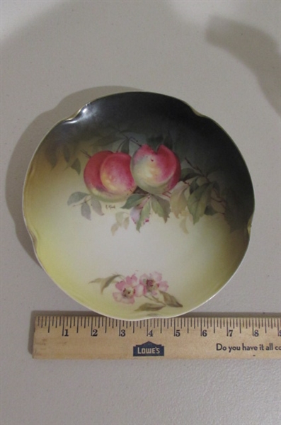 UNIQUE VINTAGE PORCELAIN PIECE & A VARIETY OF DECORATIVE PLATES