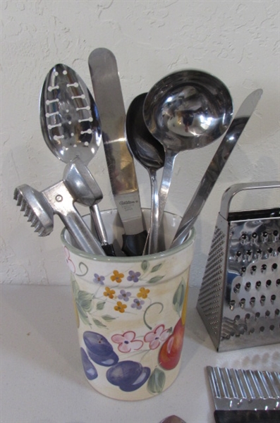 DRAWER WITH VARIOUS KITCHEN UTENSIL AND A HOLDER