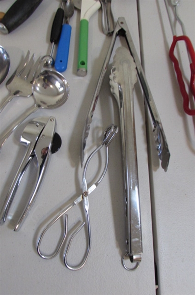 DRAWER WITH VARIOUS KITCHEN UTENSIL AND A HOLDER