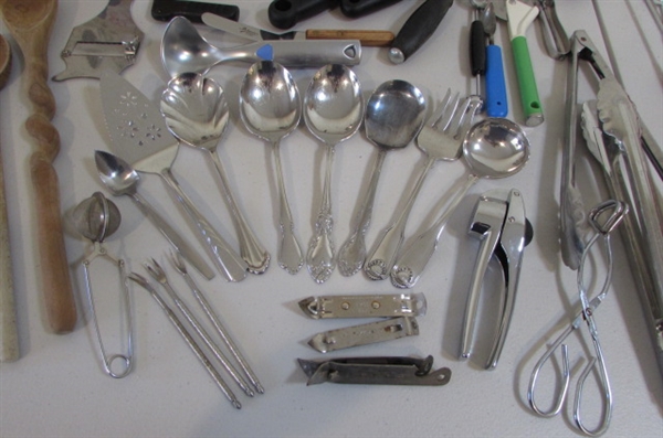 DRAWER WITH VARIOUS KITCHEN UTENSIL AND A HOLDER