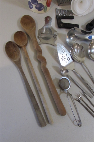 DRAWER WITH VARIOUS KITCHEN UTENSIL AND A HOLDER