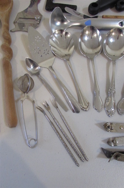 DRAWER WITH VARIOUS KITCHEN UTENSIL AND A HOLDER