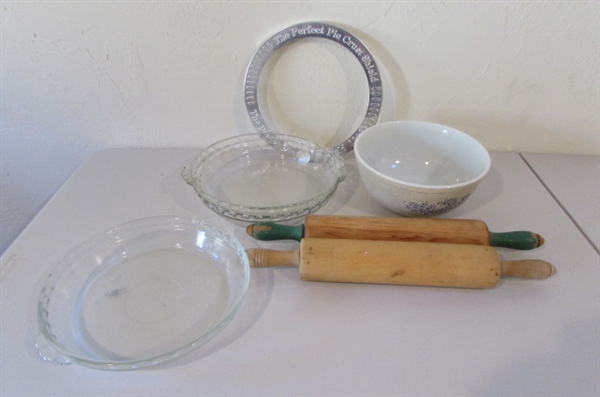 VINTAGE PYREX BOWL WITH PYREX AND GLASBAKE PIE PANS. ALSO 2 WOODEN ROLLING PINS AND A PERFECT PIE CRUST