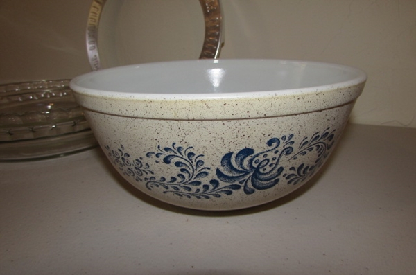 VINTAGE PYREX BOWL WITH PYREX AND GLASBAKE PIE PANS. ALSO 2 WOODEN ROLLING PINS AND A PERFECT PIE CRUST