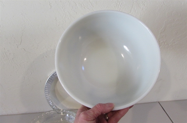 VINTAGE PYREX BOWL WITH PYREX AND GLASBAKE PIE PANS. ALSO 2 WOODEN ROLLING PINS AND A PERFECT PIE CRUST