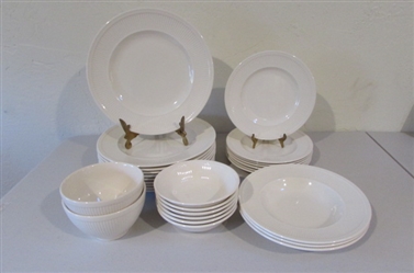 28 PIECES CREAM WEDGWOOD ENGLAND DISHWARE