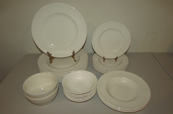 28 PIECES CREAM WEDGWOOD ENGLAND DISHWARE