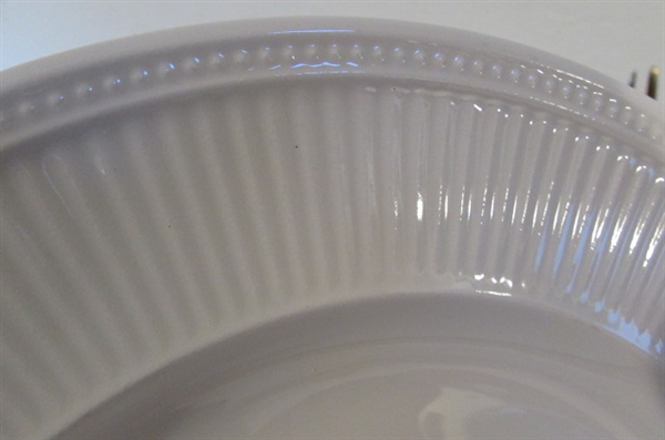 28 PIECES CREAM WEDGWOOD ENGLAND DISHWARE