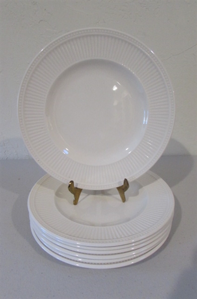 28 PIECES CREAM WEDGWOOD ENGLAND DISHWARE