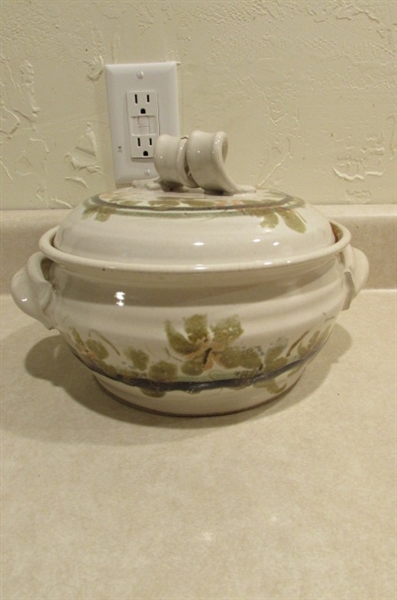 STONEWARE LARGE BOWL AND POT WITH HANDLES AND LID