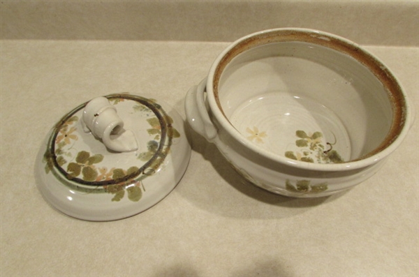 STONEWARE LARGE BOWL AND POT WITH HANDLES AND LID