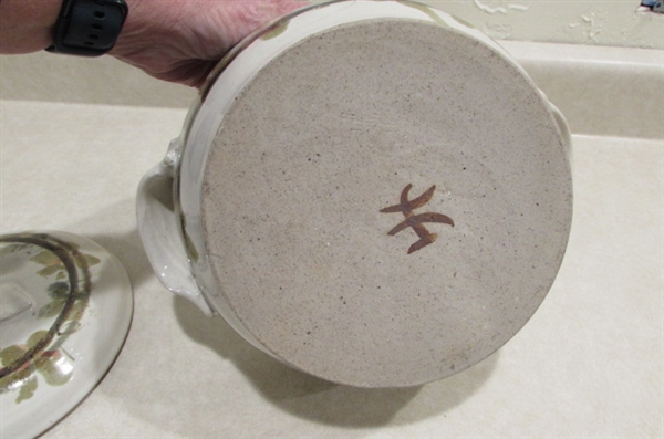 STONEWARE LARGE BOWL AND POT WITH HANDLES AND LID