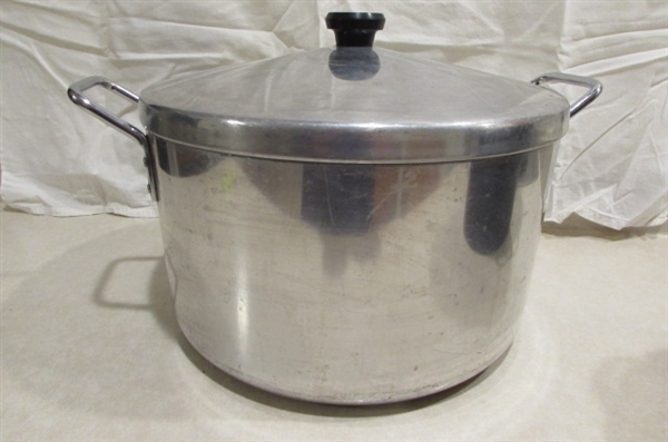 SPECKLED ENAMELWARE DOUBLE BOILER AND LARGE POT WITH LID