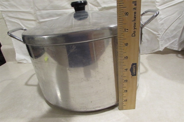 SPECKLED ENAMELWARE DOUBLE BOILER AND LARGE POT WITH LID