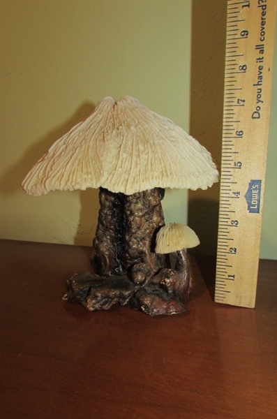 MUSHROOM LAMP WITH MORE MUSHROOMS