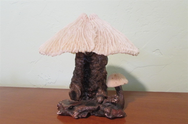 MUSHROOM LAMP WITH MORE MUSHROOMS