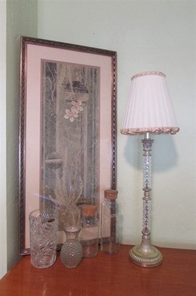 FLORAL PRINT LAMP AND VASES