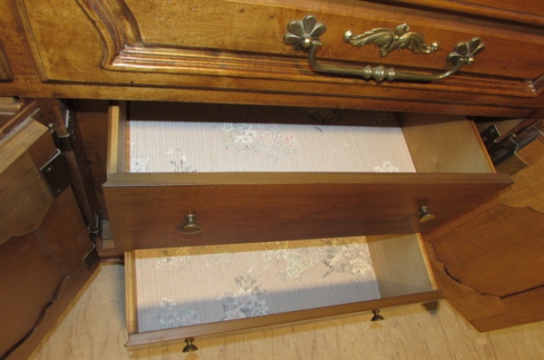 LOVELY 9 DRAWER MAPLE DRESSER