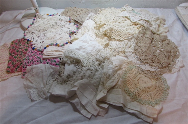 ASSORTMENT OF DOILIES