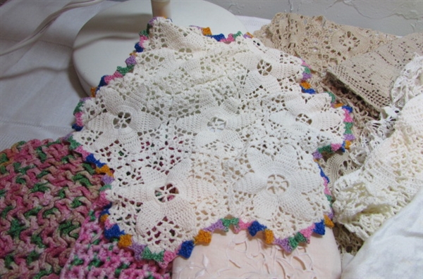 ASSORTMENT OF DOILIES