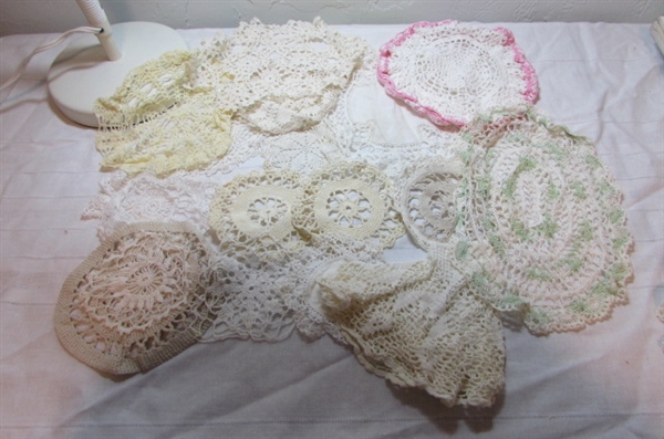 ASSORTMENT OF DOILIES