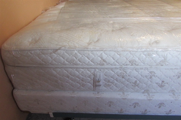 KING SIZE PILLOWTOP MATTRESS/BOX SPRINGS W/METAL FRAME