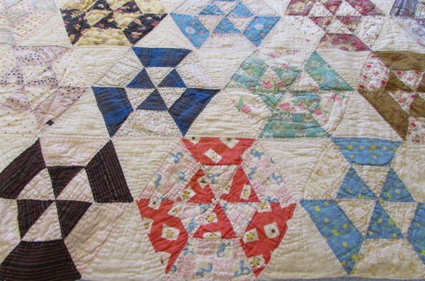 BEAUTIFUL HANDMADE ANTIQUE OCTAGON PATTERN QUILT