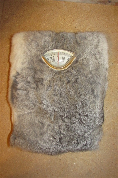 BATHROOM SCALE WITH FUR COVER, GARBAGE CAN AND HAMPER