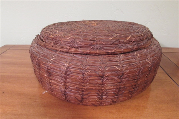 ROUND PINE NEEDLE BASKETS AND WOOD TURNED BUD VASE