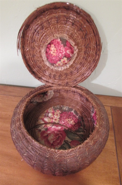 ROUND PINE NEEDLE BASKETS AND WOOD TURNED BUD VASE