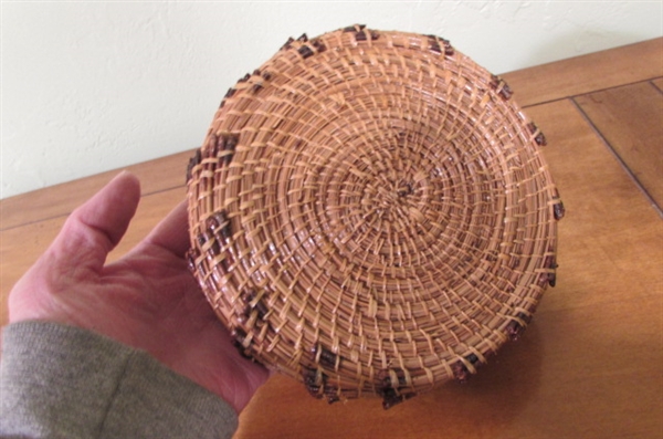 ROUND PINE NEEDLE BASKETS AND WOOD TURNED BUD VASE