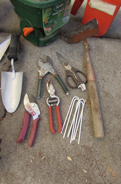 HANDHELD GARDENING TOOLS