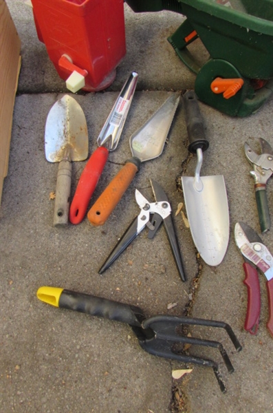 HANDHELD GARDENING TOOLS