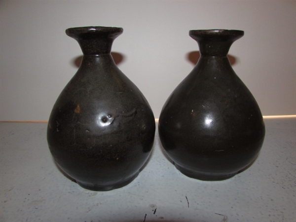 VINTAGE POTTERY VASE AND BOTTLE LOT