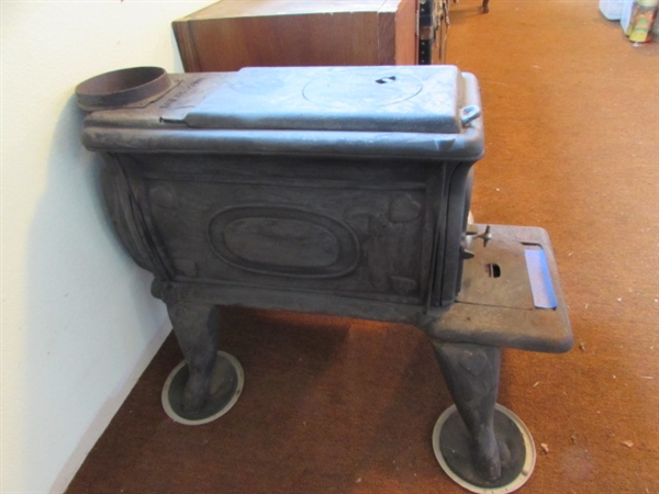 SMALL VINTAGE MONTGOMERY WARD CAST IRON WOOD STOVE