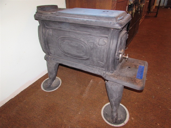 SMALL VINTAGE MONTGOMERY WARD CAST IRON WOOD STOVE