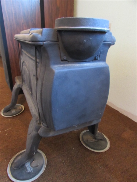 SMALL VINTAGE MONTGOMERY WARD CAST IRON WOOD STOVE