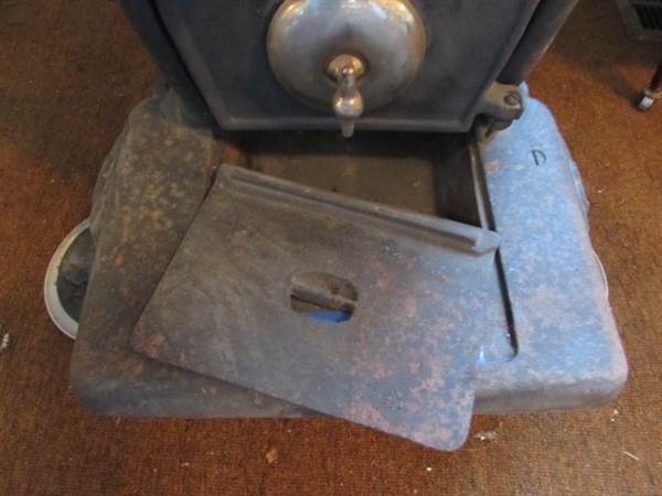 SMALL VINTAGE MONTGOMERY WARD CAST IRON WOOD STOVE