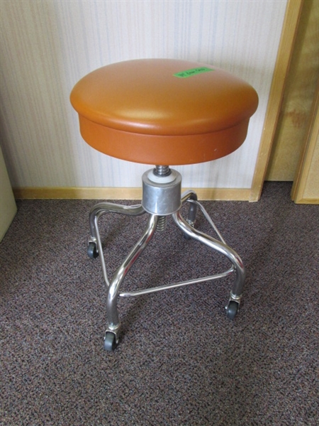 INDUSTRIAL ROLLING STOOL