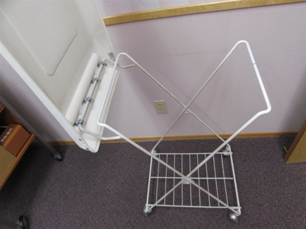PORTABLE LAUNDRY CART WITH HINGED LID