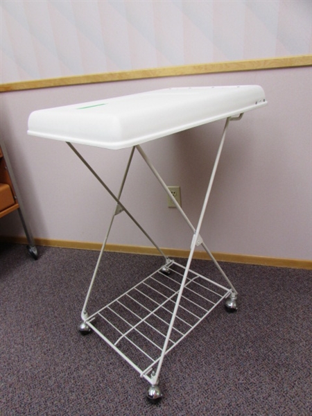 PORTABLE LAUNDRY CART WITH HINGED LID