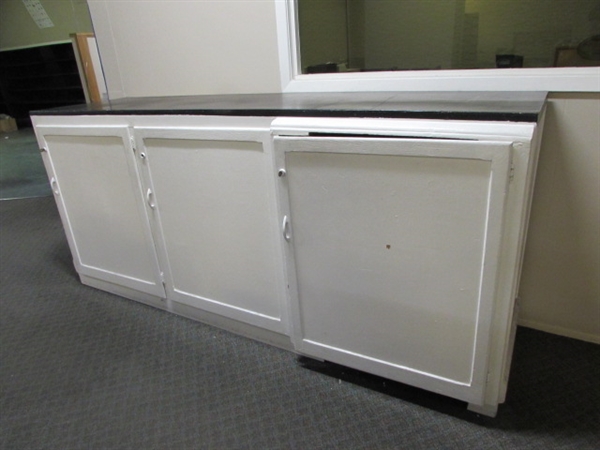 LARGE CABINET WITH 3 DOORS
