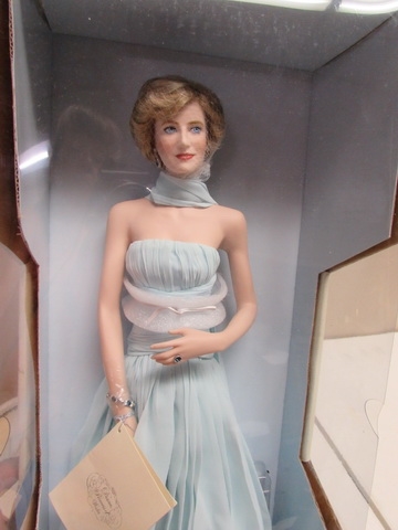PORCELAIN PRINCESS DIANA DOLL FROM THE FRANKLIN MINT