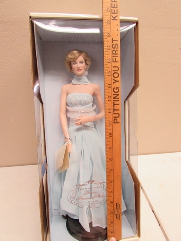 PORCELAIN PRINCESS DIANA DOLL FROM THE FRANKLIN MINT