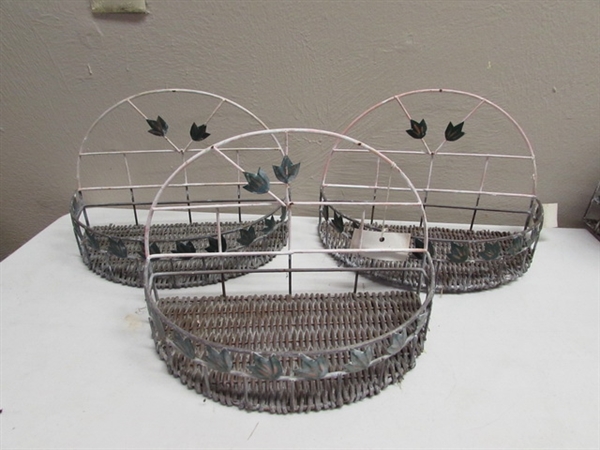 15 CT WALL MOUNT WIRE BASKETS