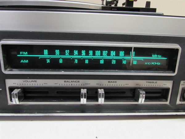 SANYO 8-TRACK AM/FM STEREO W/TURNTABLE