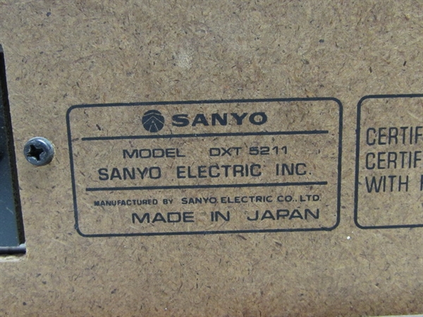 SANYO 8-TRACK AM/FM STEREO W/TURNTABLE