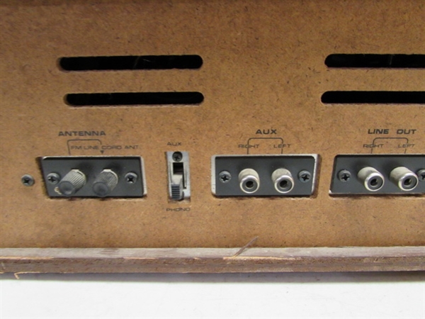 SANYO 8-TRACK AM/FM STEREO W/TURNTABLE