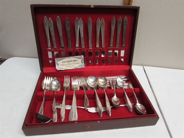 WM A ROGERS HEAVY ONEIDA FLATWARE SET WITH BOX