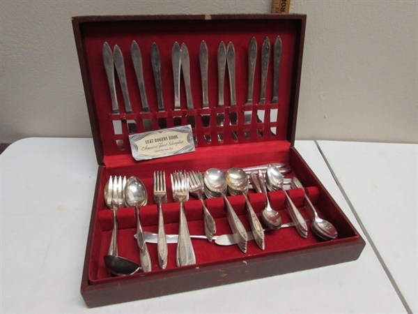 WM A ROGERS HEAVY ONEIDA FLATWARE SET WITH BOX